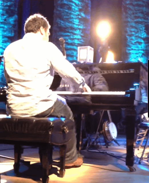 콘서트에서 트위터 올렸다가 무대 위로 불려간 내 친구 | 인스티즈