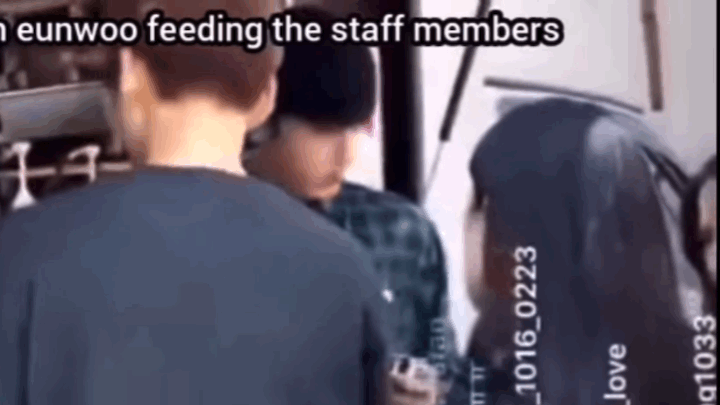먹던 숟가락으로 여자 스탭들 아이스크림 먹여주는 차은우.gif | 인스티즈