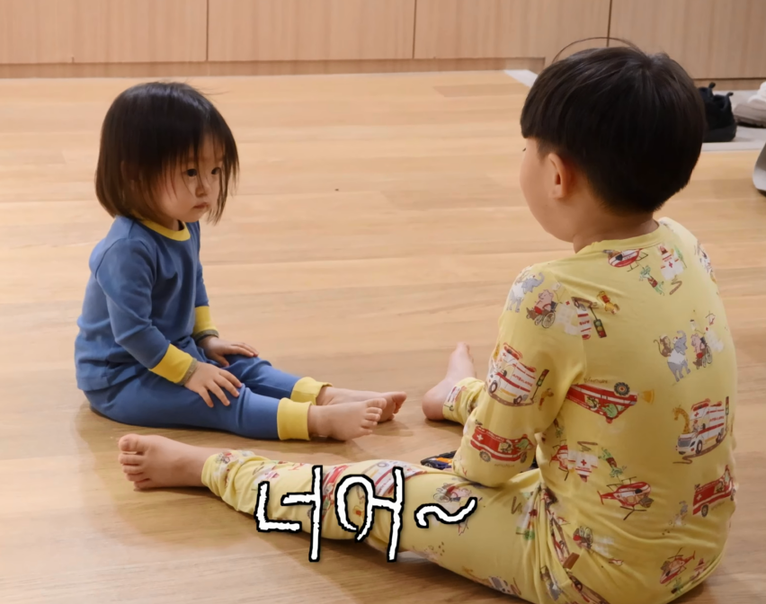 유트루 한테 혼나고 눈치 보는 나음이 (17개월 딸) | 인스티즈