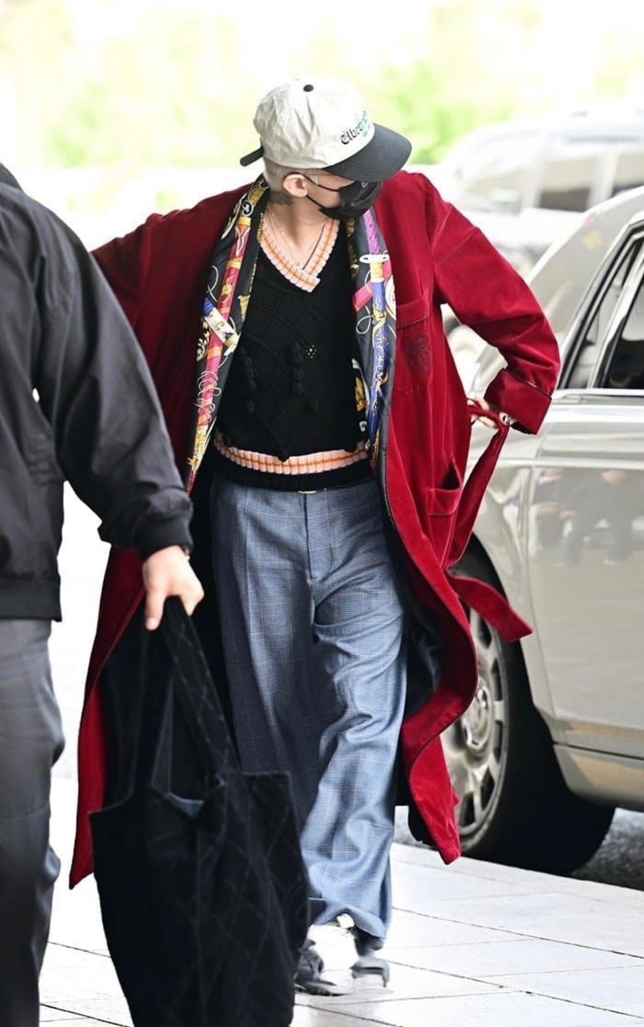 오늘 로브가운 입고 출국하는 지드래곤 | 인스티즈