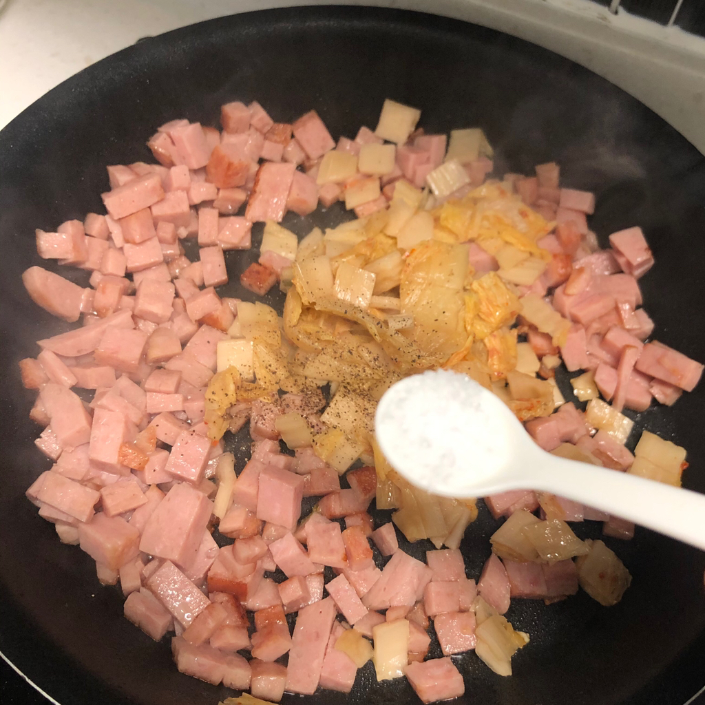 단 5분만에! 만드는 초 간 단 묵은지스팸볶음밥🧑��‍🍳 주먹밥응용 가능한! | 인스티즈