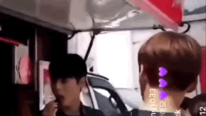먹던 숟가락으로 여자 스탭들 아이스크림 먹여주는 차은우.gif | 인스티즈