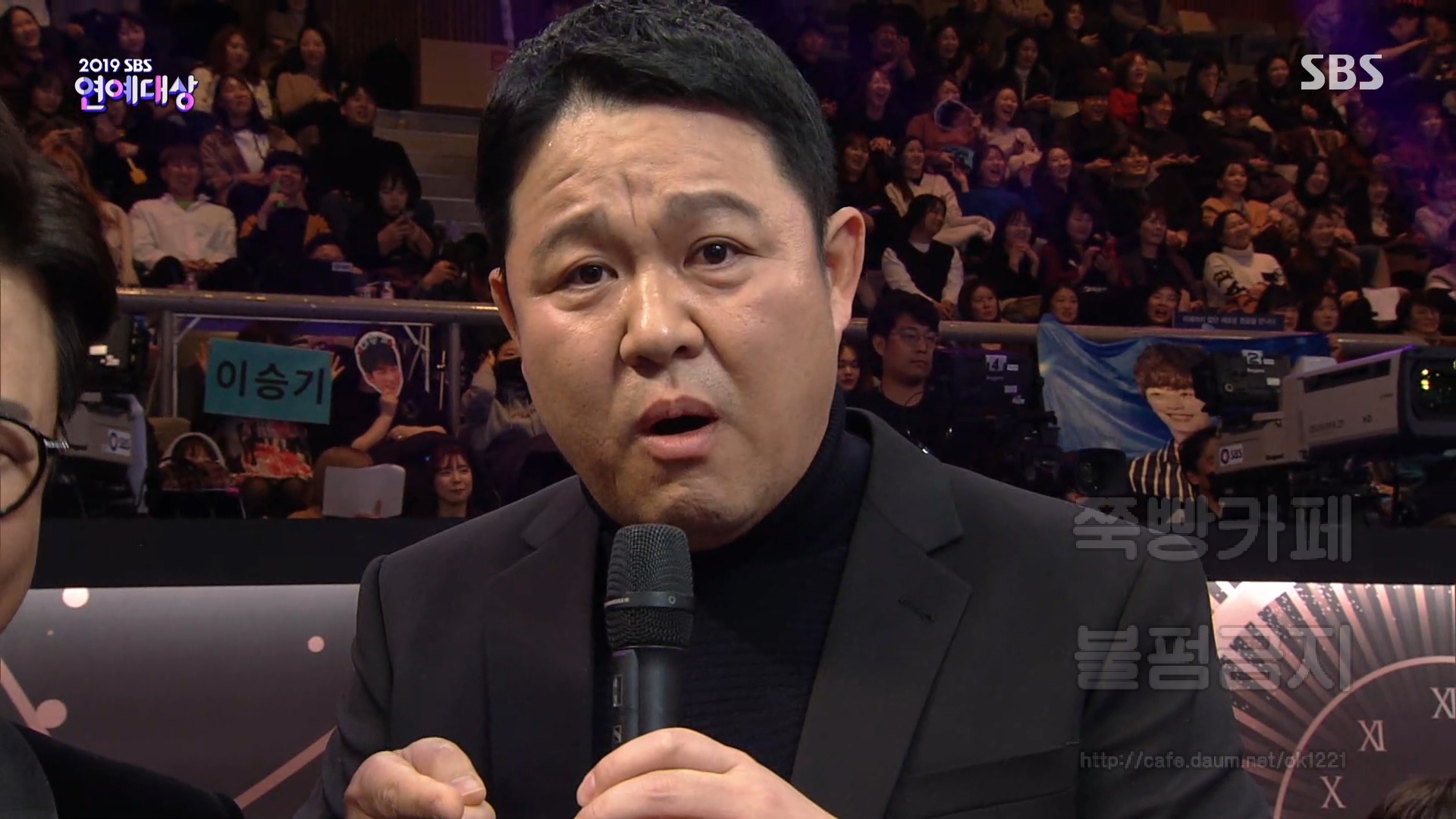 [SBS 연예대상] 살면서 처음으로 맞는 말한 김구라와 옆에서 영혼 나간 김성주.jpg | 인스티즈
