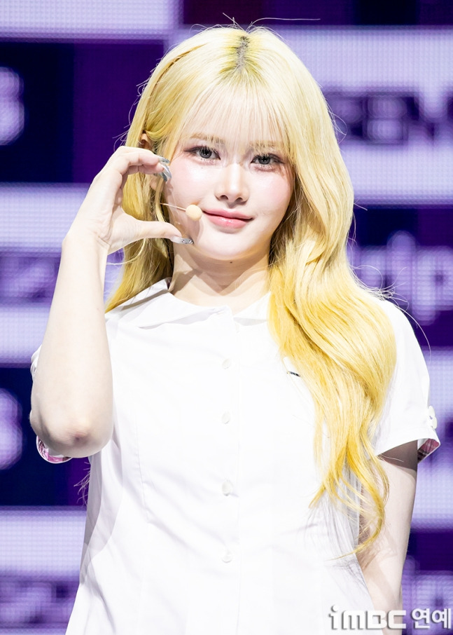 한국식 교복입고 쇼케이스 중인 트리플에스 | 인스티즈