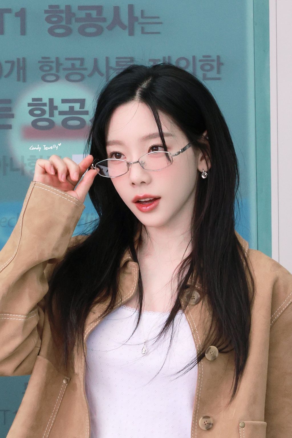 오늘 은테 안경 쓴 태연 출국사진 | 인스티즈