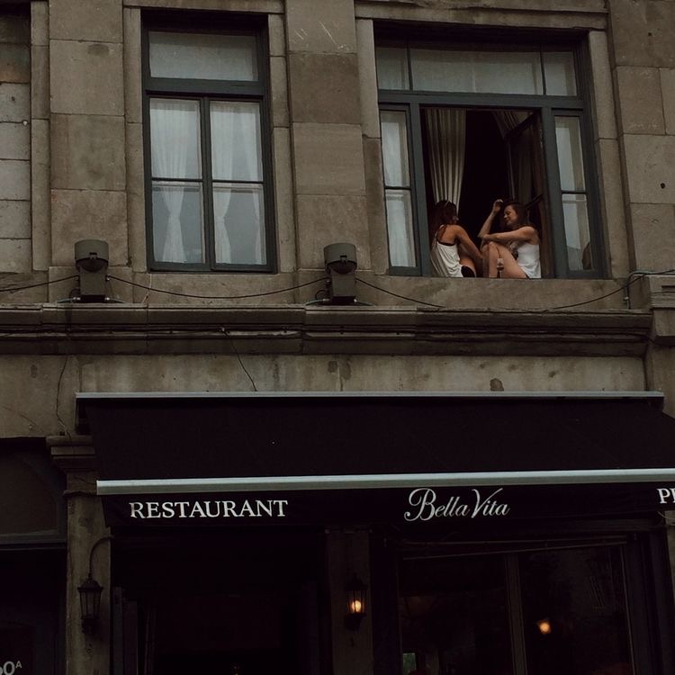 친했던 친구와 점점 보는 세상의 풍경이 달라진다는 건 참 슬픈 일이야.twt | 인스티즈