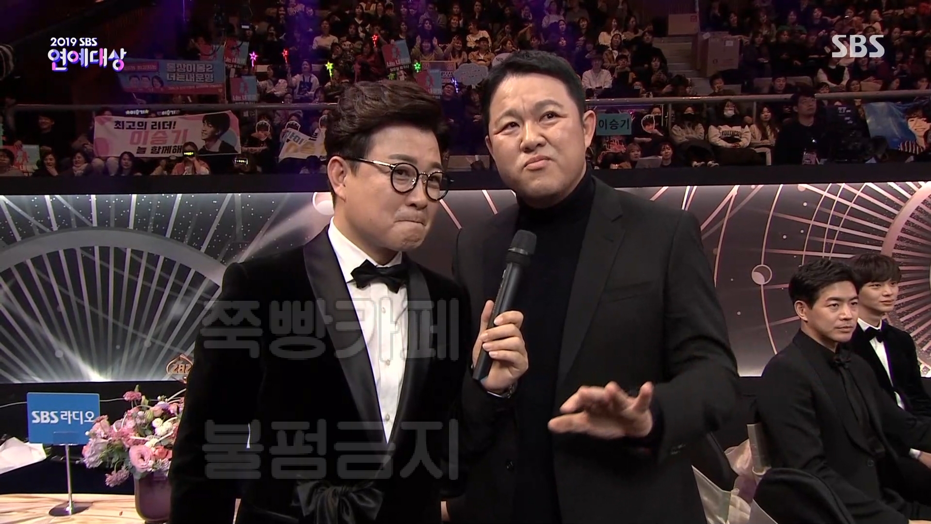 [SBS 연예대상] 살면서 처음으로 맞는 말한 김구라와 옆에서 영혼 나간 김성주.jpg | 인스티즈