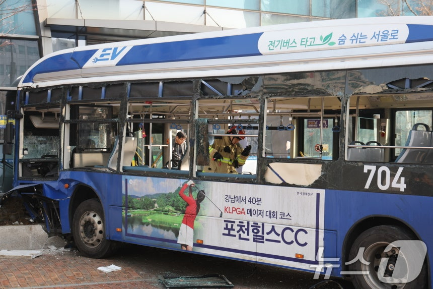 서울 서대문구 농협 본점 건물 들이받은 시내버스 | 인스티즈
