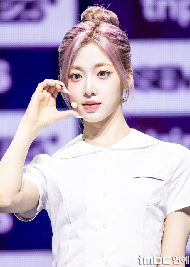 한국식 교복입고 쇼케이스 중인 트리플에스 | 인스티즈