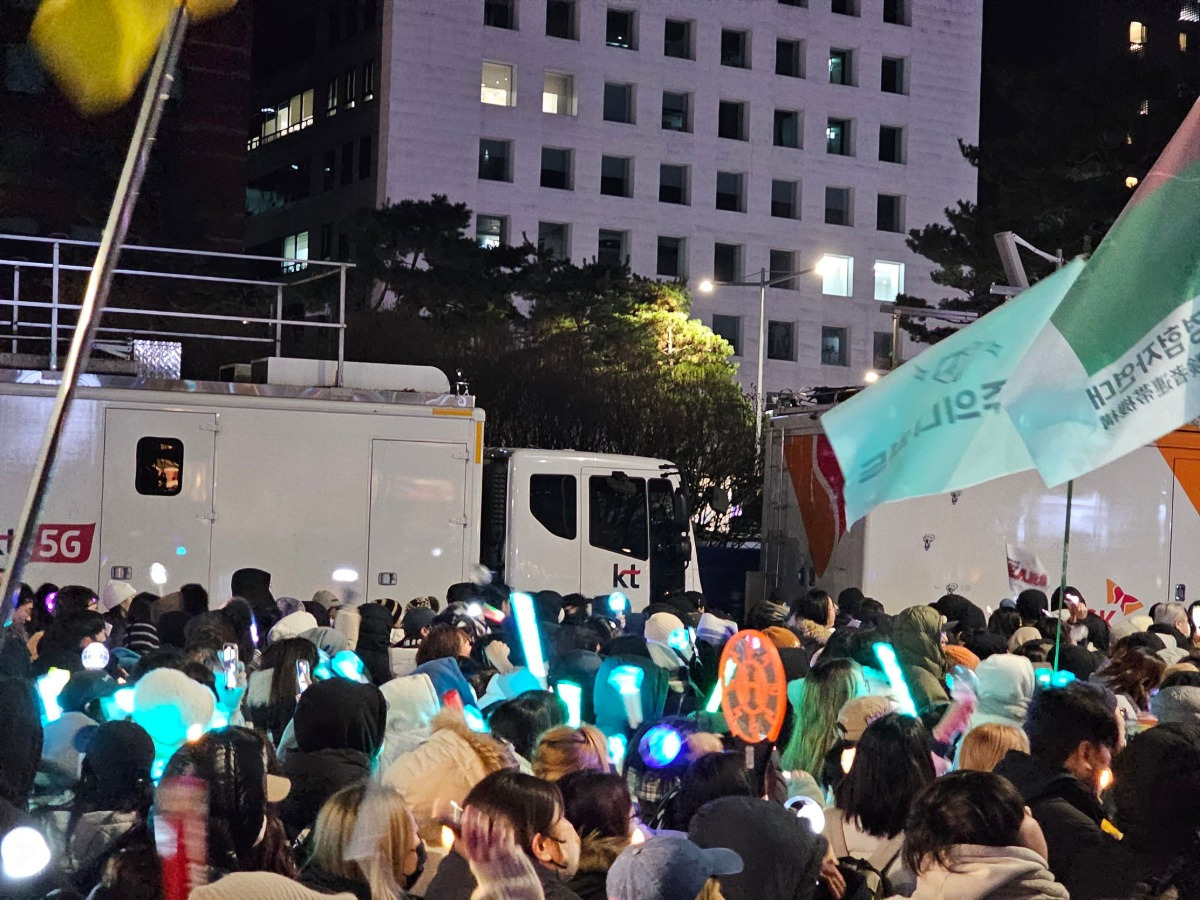 샤이니 경광봉 혼자일때 vs 단체로 있을때 존재감차이 | 인스티즈