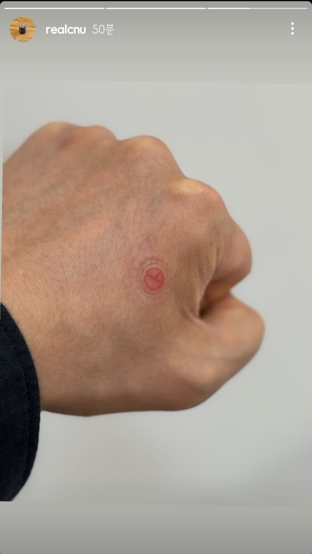 팬들이 시위 때 응원봉 들고 나간 것을 최소 부끄럽지는 않을 것 같은 아이돌 | 인스티즈