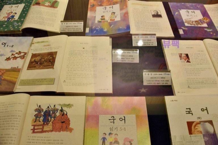 9X년생들 학교책 전시됨.JPG | 인스티즈