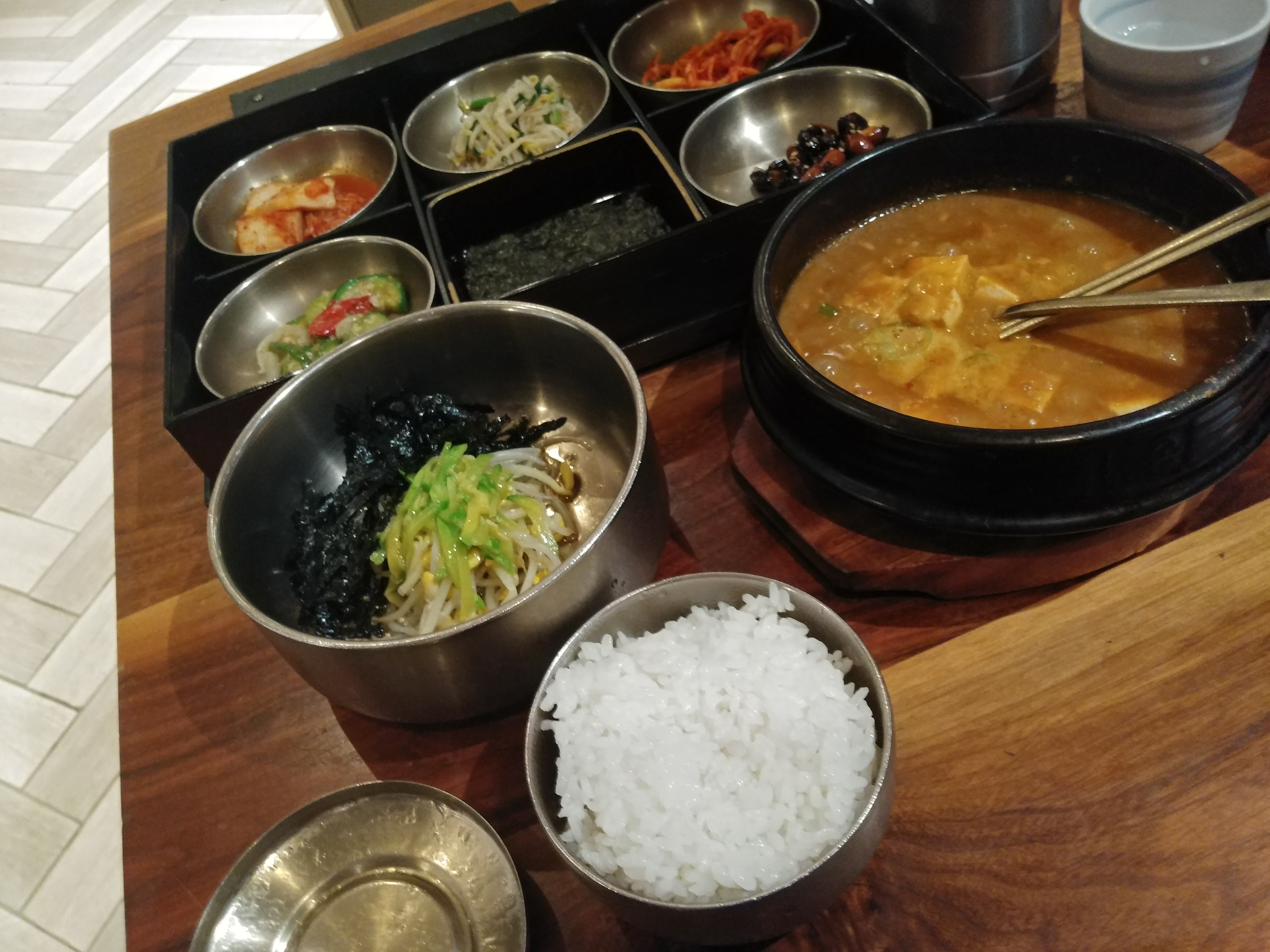 큰 기와집 한상 이미지