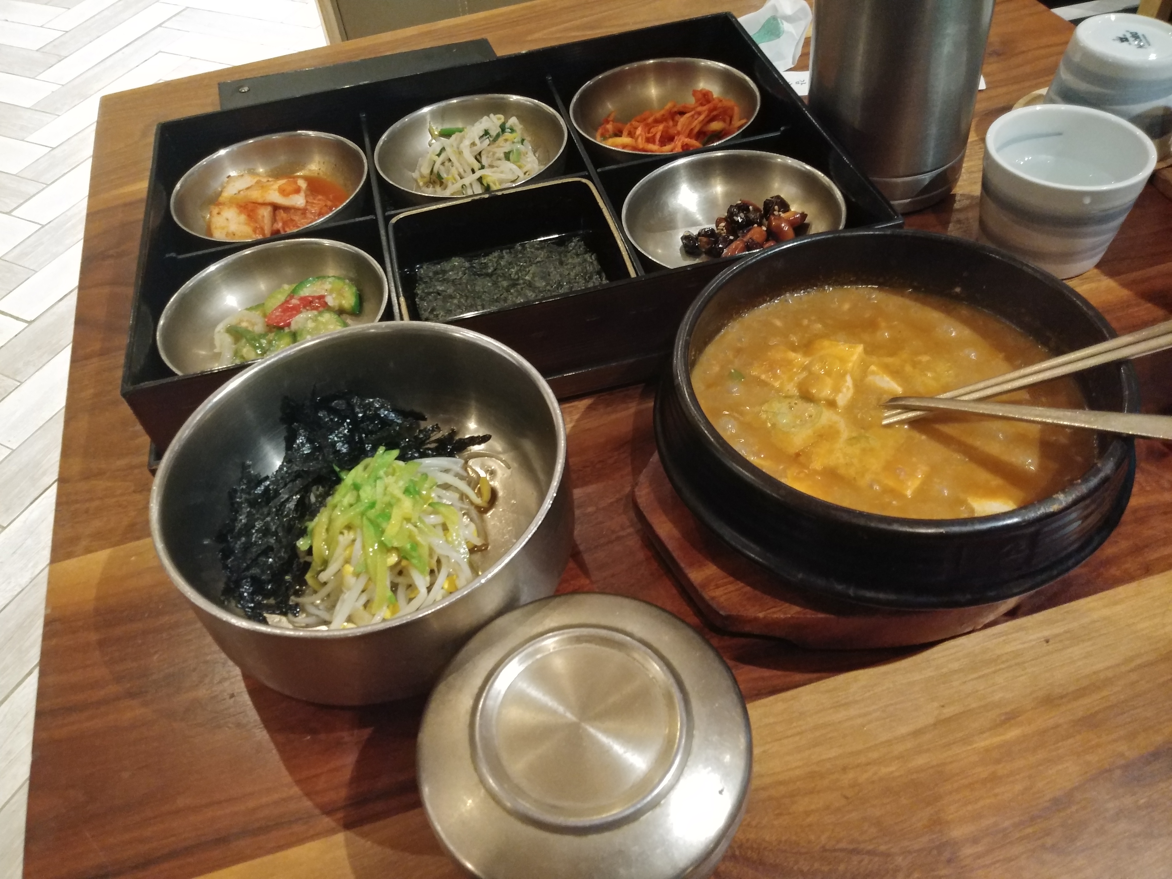 큰 기와집 한상 이미지