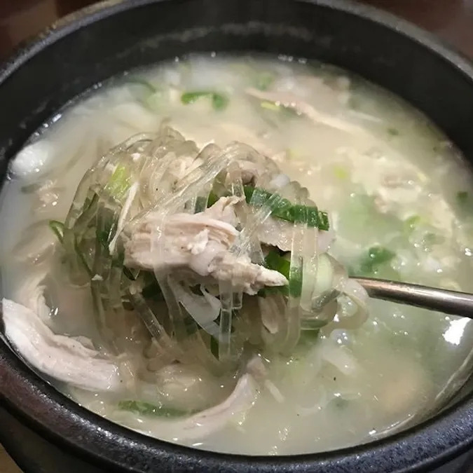 유명닭곰탕 이미지