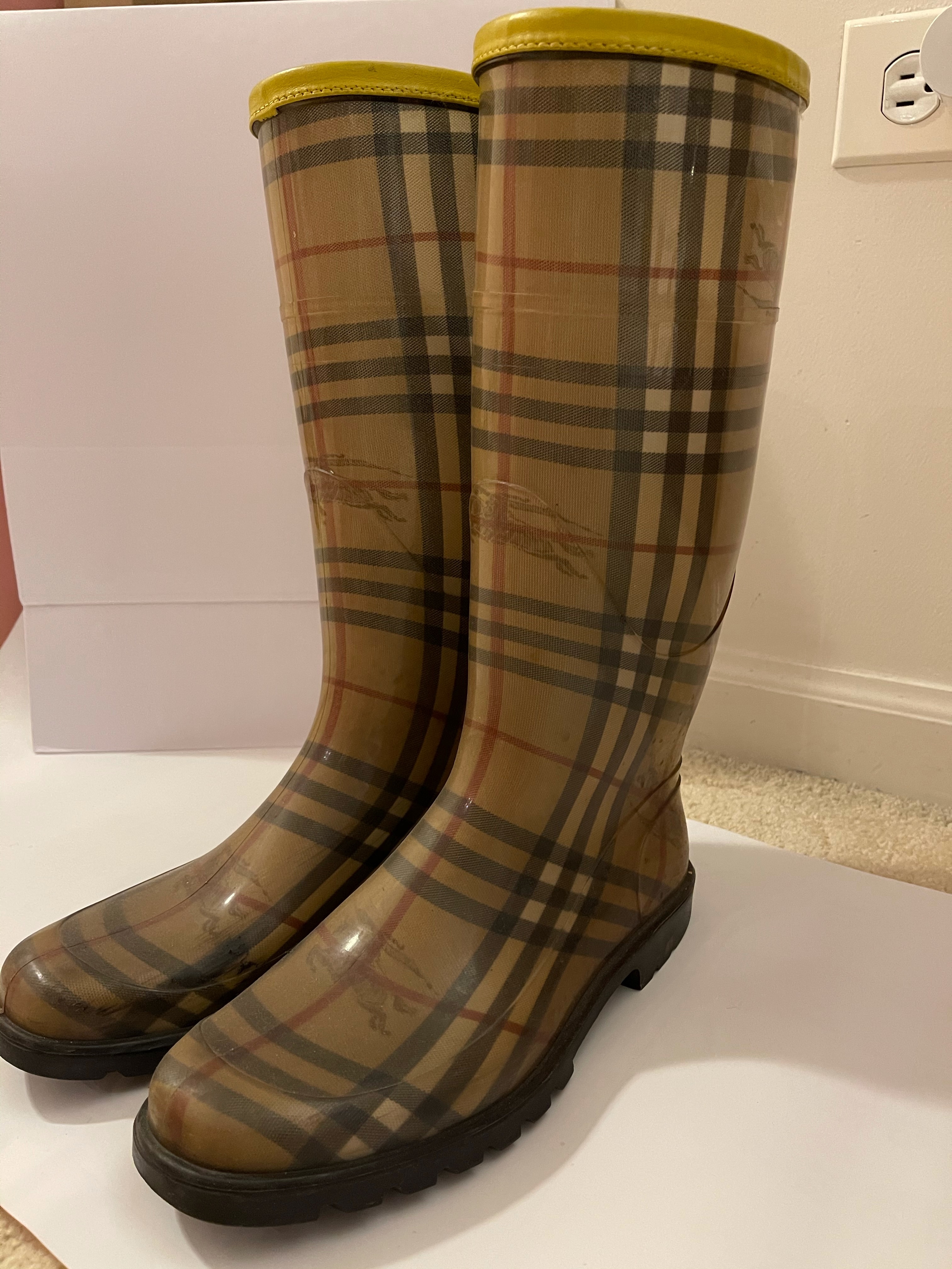 Burberry Rainboots & Tory Burch Shoulder Bag - ·시카고 중고 사고팔기· - 리브 인 시카고