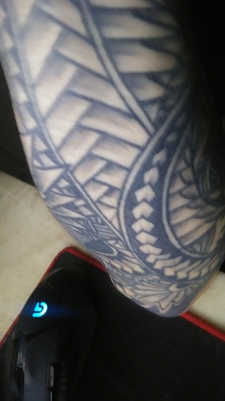 문신을 한걸 후회하고 있는 40대 - 유머|짤방 게시판 - □ 코인천사 - 비트코인 | 블록체인 세상 □