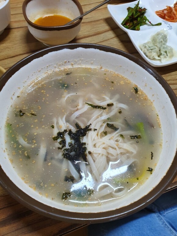 능이칼국수 이미지
