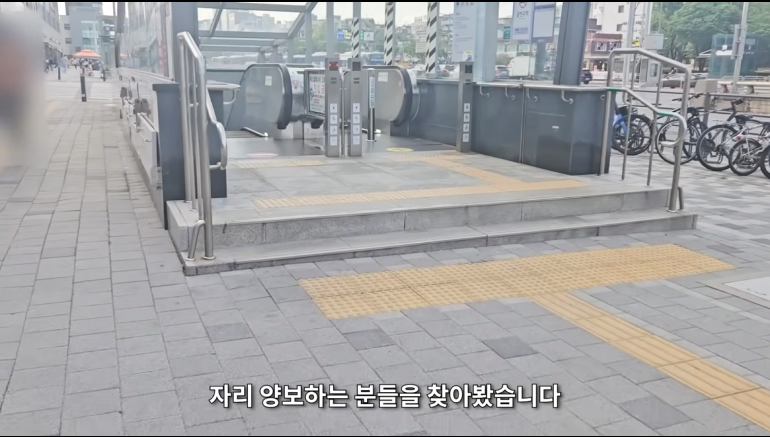 시민들에게 냅다 돈주고 도망가는 유튜버 | 인스티즈