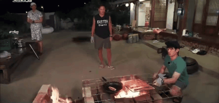 고기 탄다고 돌리라니까 둥글게 돌리는 이제훈 | 인스티즈