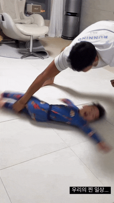 어린 아들이 아빠랑 노는걸 좋아하는 이유.gif | 인스티즈