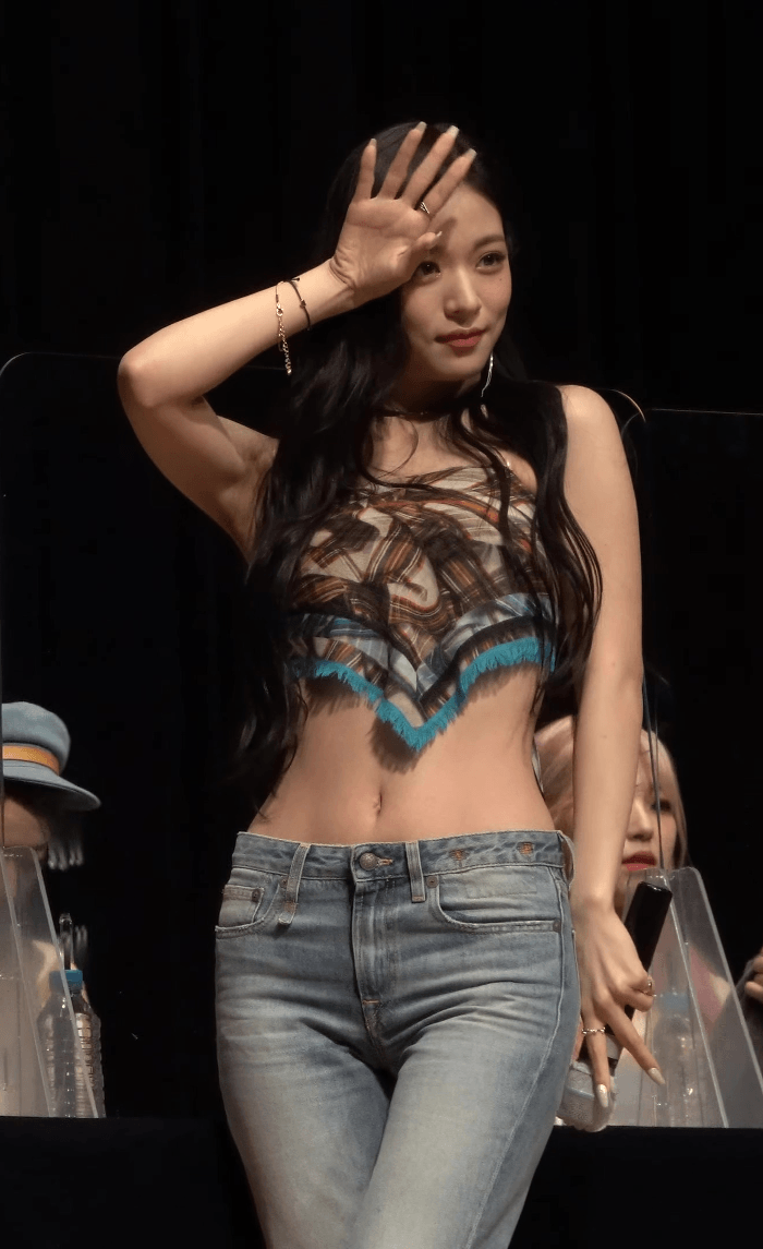 여자 손바닥 만한 프로미스나인 이채영 허리 