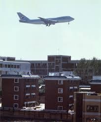 비행기 바로위 지나가는 집 살기 vs 자동차 많이지나가는 도로앞 집 살기 | 인스티즈