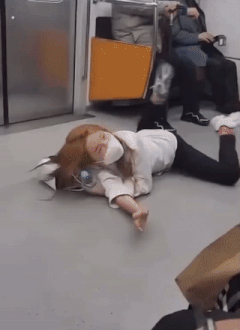 지하철에서 '인생은 섹스' 외친 여성.gif | 인스티즈