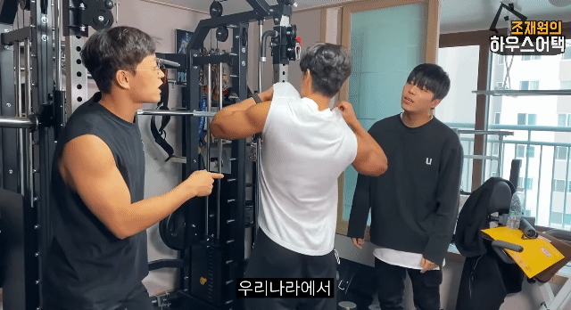 식단 빡세게 안한다는 운동 유튜버 까로의 몸매.jpgif | 인스티즈