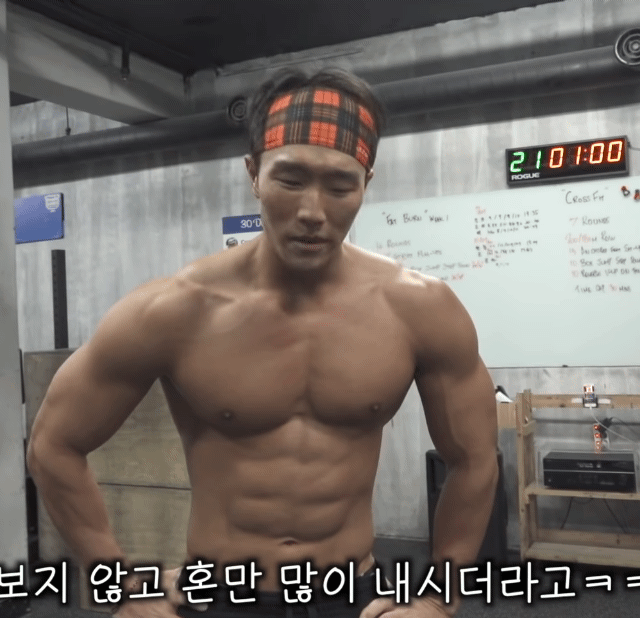 식단 빡세게 안한다는 운동 유튜버 까로의 몸매.jpgif | 인스티즈