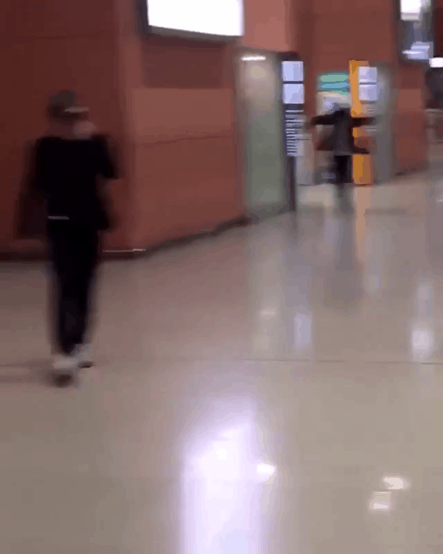 공항에서 빅뱅인척 하는 일반인.gif | 인스티즈