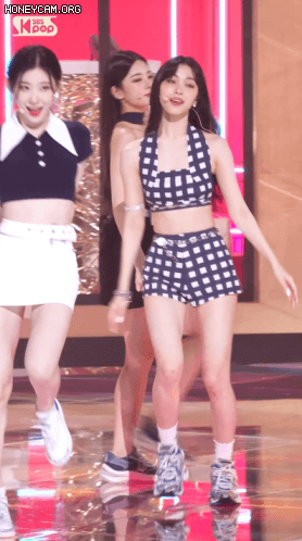 류진의 러너 스니커즈에는 감동이 있다.gif | 인스티즈