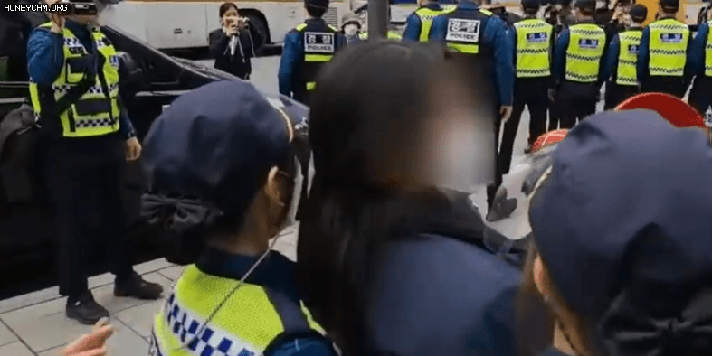 남자 경찰이 여성 제압하는 법....레전드.gif | 인스티즈