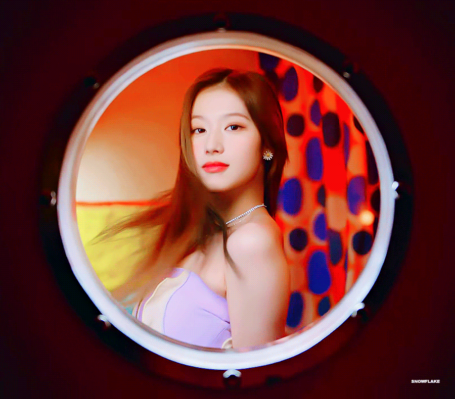 시작하자마자 채영이 캐리하는 트와이스 신곡뮤비.gif | 인스티즈