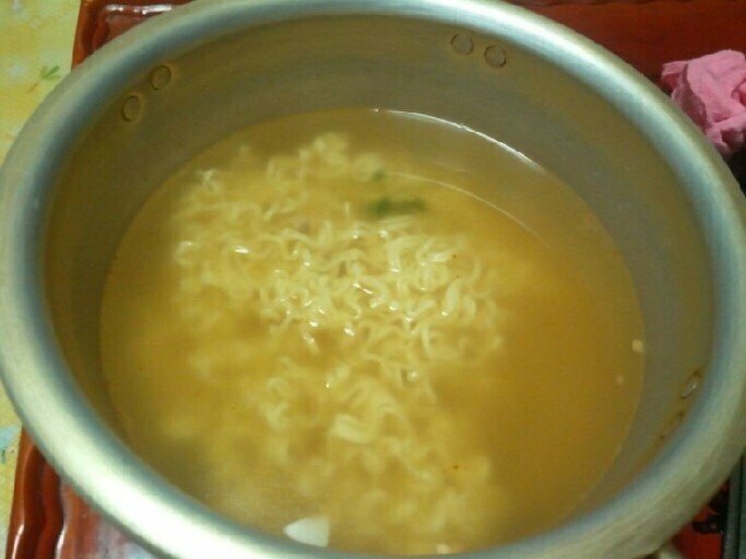 토요일 점심에는 라면이 최고다...jpg | 인스티즈