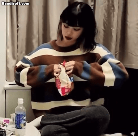 르세라핌 김채원 뭐 먹을 때 버릇...GIF | 인스티즈