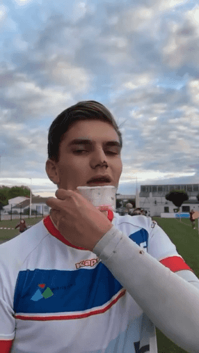 입이 아닌 다른 곳으로 물을 뱉는 친구 | 인스티즈