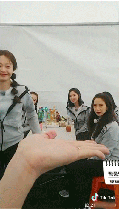 웃을때 코찡긋이 매력적인 전소민.gif | 인스티즈