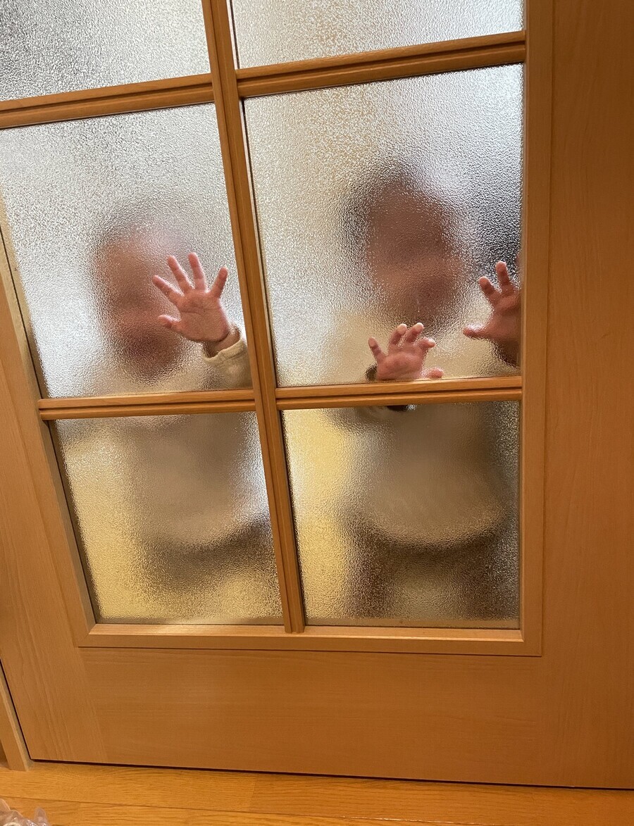 아기들을 버리고 가는 엄마.jpg | 인스티즈