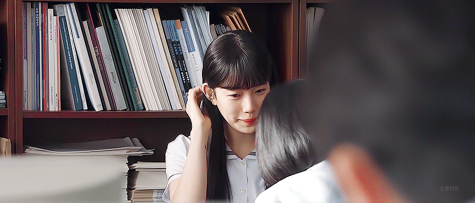 새 드라마에서 교복 입은 수지.gif | 인스티즈