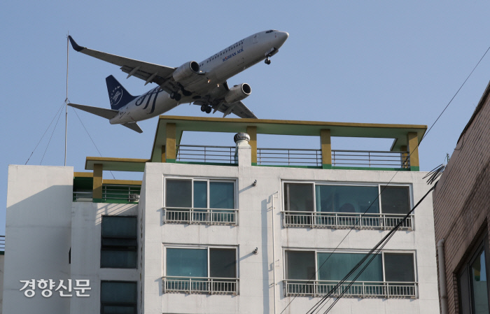 비행기 바로위 지나가는 집 살기 vs 자동차 많이지나가는 도로앞 집 살기 | 인스티즈