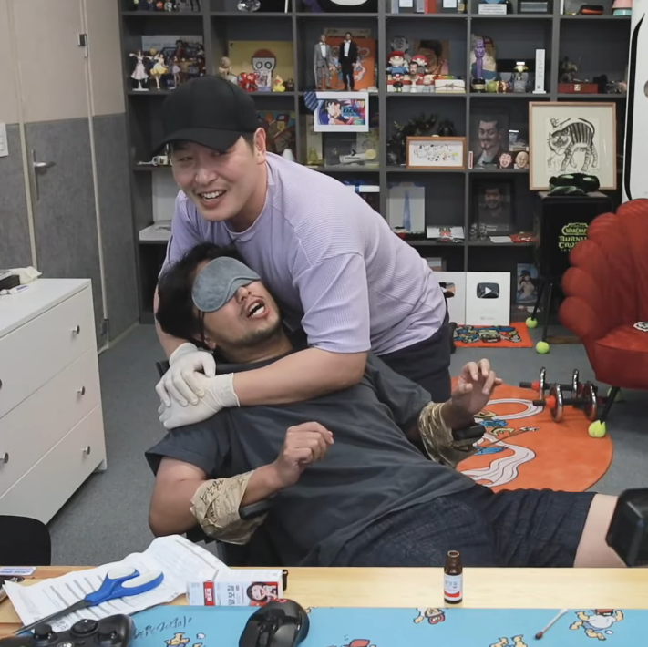 침착맨 입 안에 알보칠 바르는 김풍.gif | 인스티즈