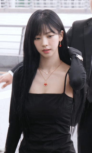 걸어가는 카리나 .gif | 인스티즈