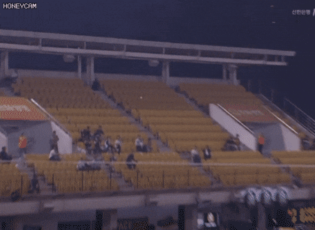 아빠가 파울 볼 잡아줘서 너무 좋은 아들.gif | 인스티즈