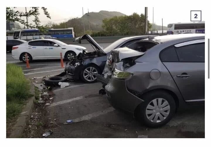 친구 부모님 차 몰다가 살짝 박았는데... .jpg | 인스티즈
