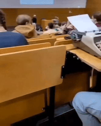 교수가 자기 강의에 노트북 들고오지 말라고 함.gif | 인스티즈