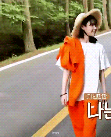 무방비한 모습 담겨서 당황한 아이유 | 인스티즈