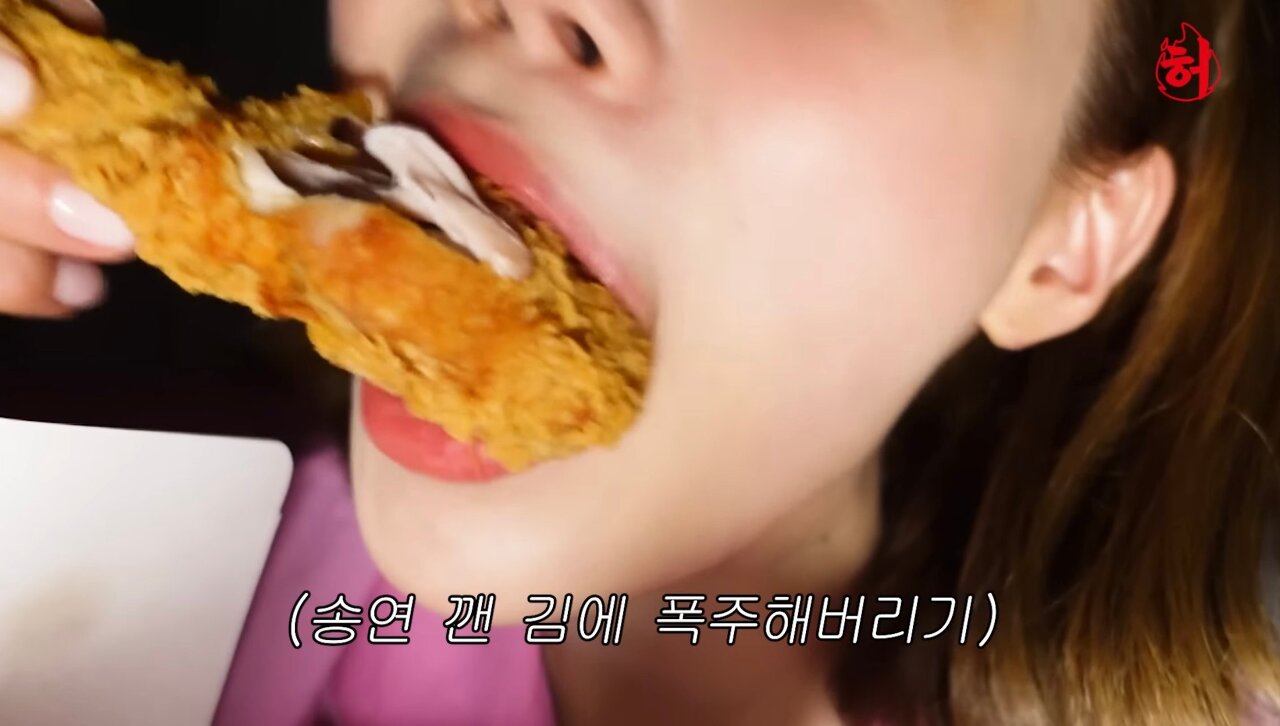 친언니 방에서 몰래 치킨 먹기 시도하는 허영지 | 인스티즈