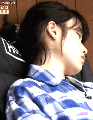 무방비한 모습 담겨서 당황한 아이유 | 인스티즈