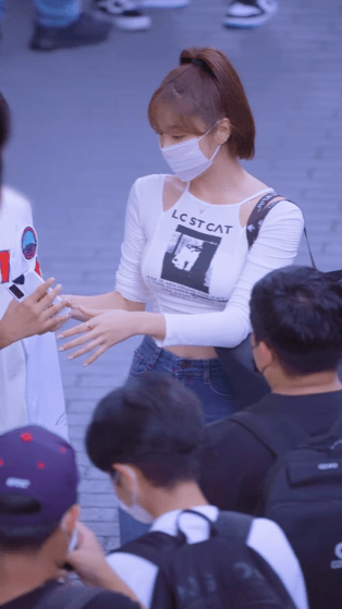 안지현 치어리더의 팬 서비스,몸매의 위엄.gif | 인스티즈